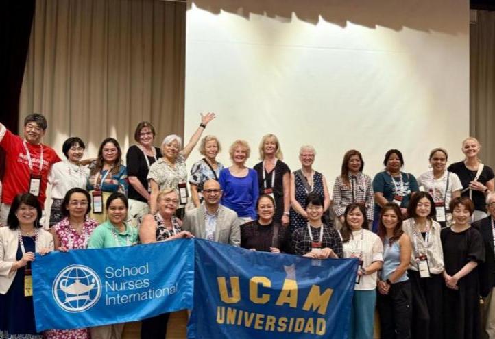 Daniel Guillén (front row), lecturer at the UCAM Faculty of Nursing and Director of the Master&#039;s Degree in Nursing and School Health, at the symposium held this week in Japan, where the announcement was made.