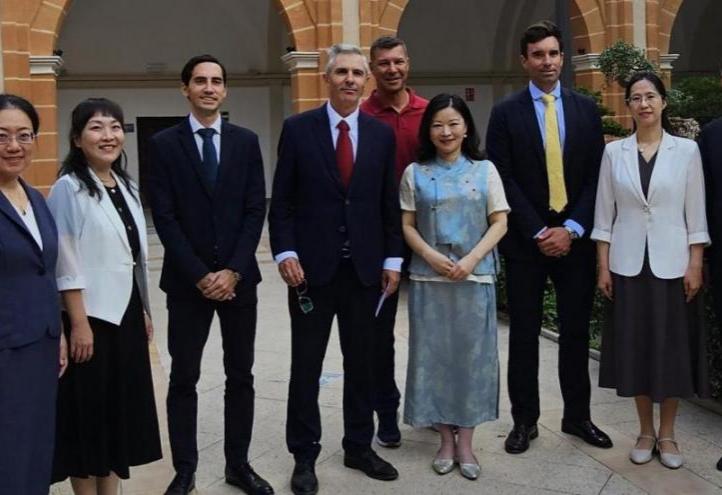 The delegation from Binzhou Medical University with members of UCAM in the Cloister of the Los Jerónimos Monastery.