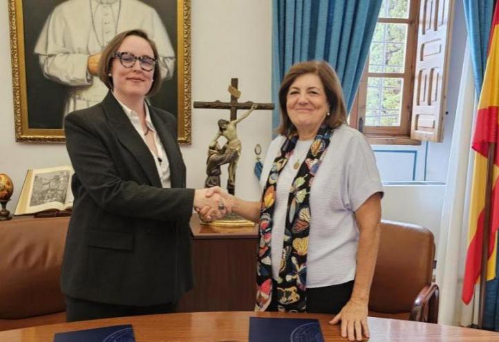 Andrea Martos, Founder and Managing Partner of Cambridge Biocapital, and María Dolores García, UCAM President, following the signing of the agreement.