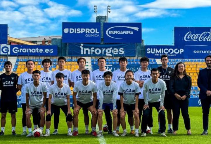 Jóvenes futbolistas chinos que participaron en el programa.
