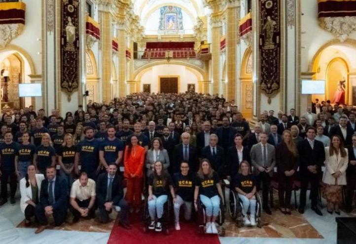 Group photo of the UCAM Sports Gala 2025