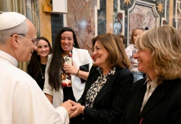  The UCAM president greeting the Holy Father at the Vatican. (Image: Vatican News)
