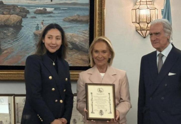 The UCAM Rector receives the award from Carlos Escudero de Burón, President of the Carlos III Foundation, and Vanessa Pereira, Vice-President of the Ibero-American Branch of this institution