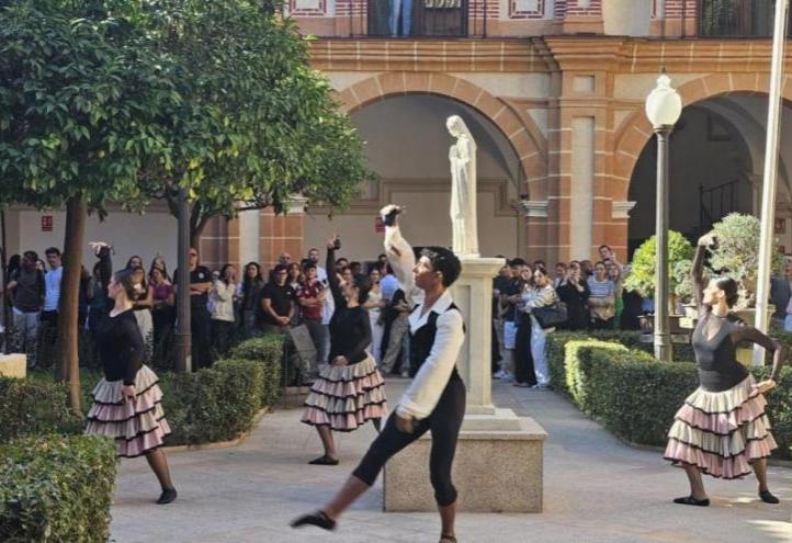  A group from the María de Ávila Conservatory of Dance in Madrid performed in the cloister of the Los Jerónimos Monastery