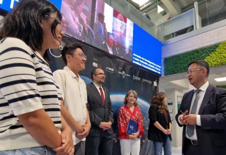 Qu Xun, Minister Counsellor of the Chinese Embassy in Spain, talks with the Chinese UCAM researchers Xing Xuan and Yuxin Chen