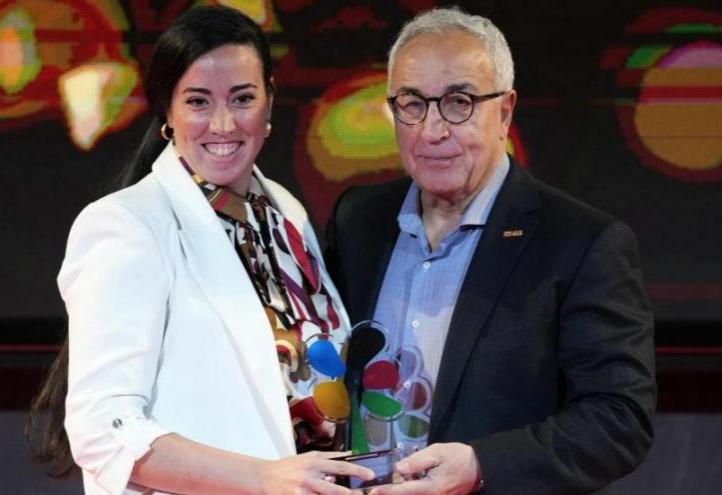 María Mendoza, member of the Board of Trustees of the San Antonio University Foundation, received the award from Alejandro Blanco, COE President