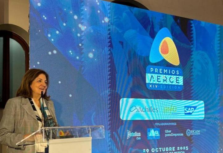 María Dolores García, UCAM President, after receiving the AERCE award