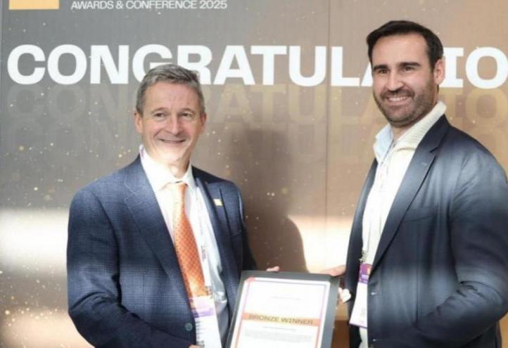 Pau Guardiola, on the right, receives the certificate accrediting UCAM with third place in its category