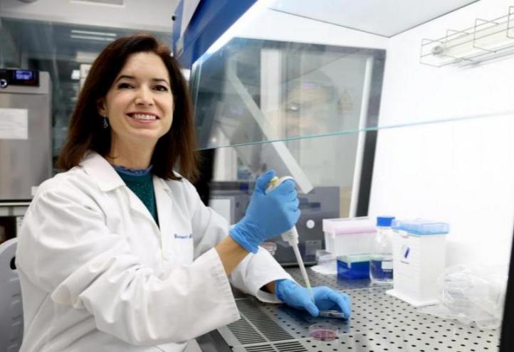 UCAM researcher Isabel Martínez Alcalá, at the UCAM HiTech Microbiology Laboratory.