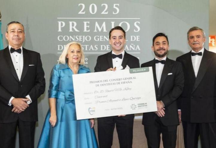 Rupert H. G. Kelley, graduate of the Universidad Católica San Antonio de Murcia, with the 'Alejandro López Quiroga Award' for his Undergraduate Dissertation