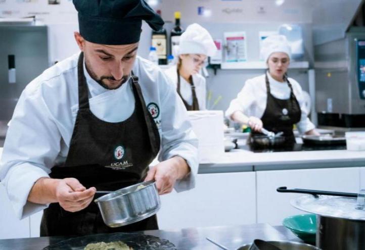 Students from the UCAM Degree in Gastronomy at the GastroLab.