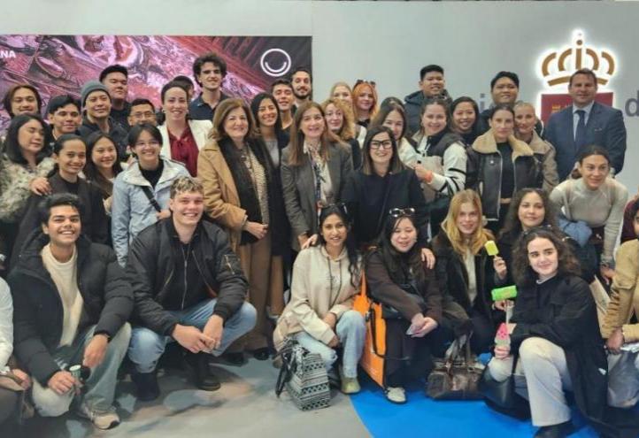 The UCAM President, María Dolores García, together with the students of Tourism and its Vice-Dean, Ginesa Martínez del Vas, at FITUR 2026