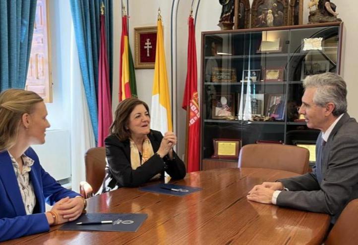 Emelie Koenen, María Dolores García, and Pablo Blesa during the signing of the agreement.
