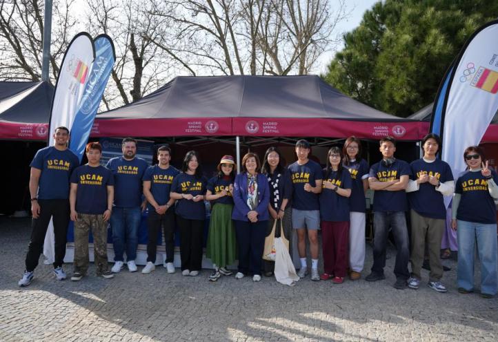 The President of the University with UCAM’s Chinese students at the Madrid Spring Festival.