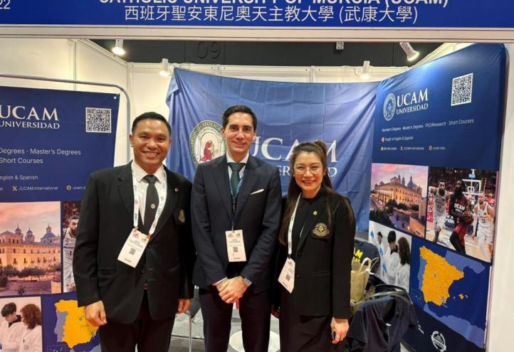 Enrique López, with representatives from other universities at UCAM’s stand at APAIE.