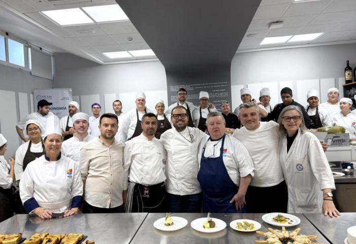 Professors and students from MTU (Ireland), Karabuk University (Turkey), and UCAM at the Gastrolab during the international meeting.