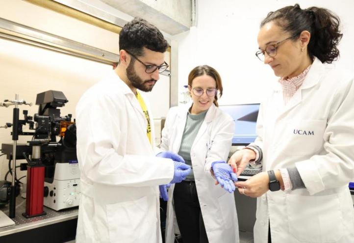 Researchers María Cuartero, Águeda Molinero, and Antonino Biagio conducting the initial laboratory tests for the nanosensor.