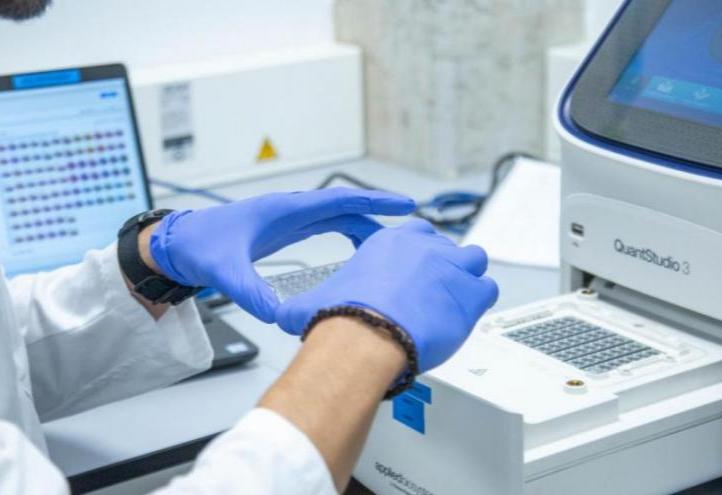 A UCAM researcher at the university's high-tech incubator for Health, Sport, and Food.