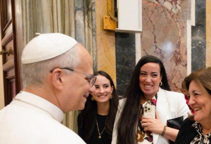 María Dolores García (UCAM President) and Pope Leo XIV during last October's audience with the John Paul II Pontifical Institute.