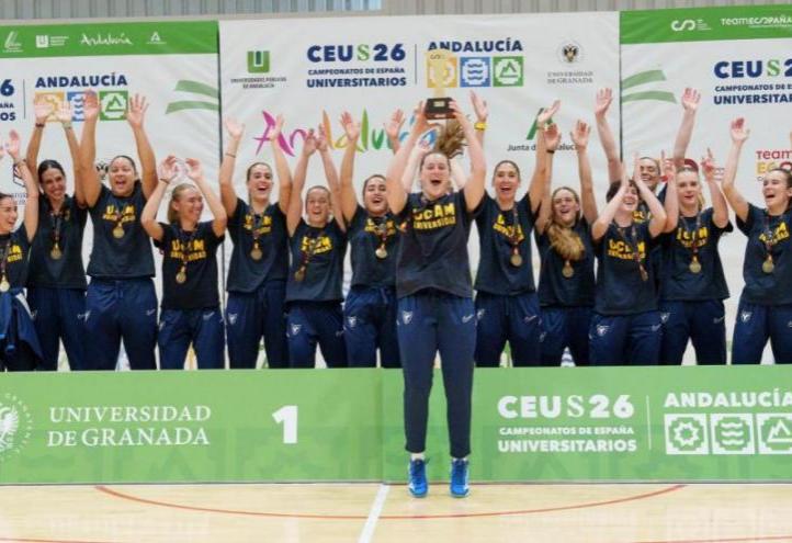 The UCAM women's volleyball team celebrates its gold medal at the 2026 Spanish University Championships