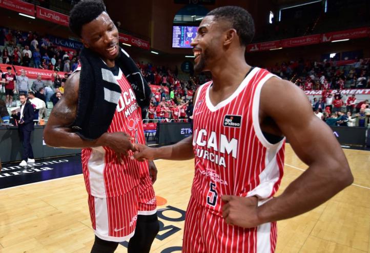 Cacok and DeJulius chatting after a UCAM Murcia victory