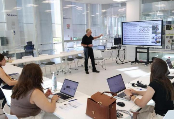 Lynn W. Phillips formando a investigadores en una de las mentorías del I UCAM Research Impact Forum