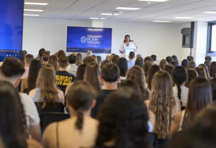 María Mendoza, Head of the UCAM-COE Campus in Torrejón de Ardoz, welcomed the students