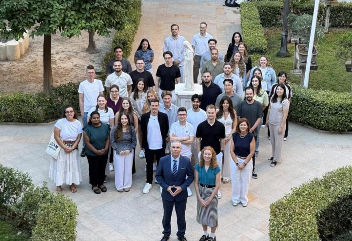 FOM Students alongside representatives from both universities during the welcome ceremony.