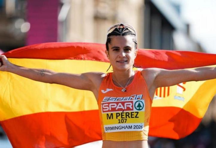 María Pérez, with the Spanish flag, after being crowned European champion 