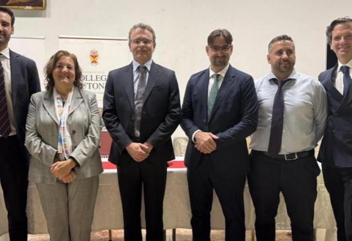 María Dolores García, UCAM President, with Shane Legg, co-founder of Google DeepMind and the company’s chief AGI scientist, together with other UCAM representatives.