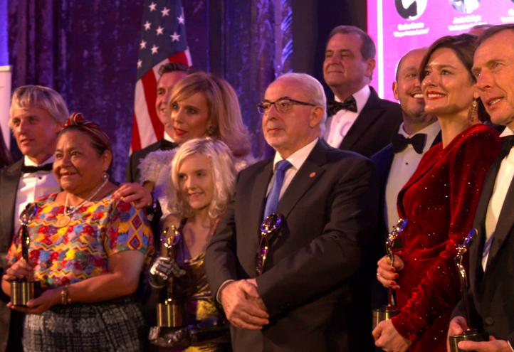 José Luis Mendoza, receives a prize at the New York Awards “for his commitment and social contribution”