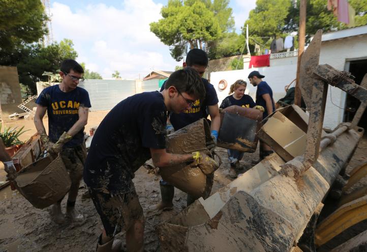 Nearly 200 UCAM volunteers help the people affected by DANA storm
