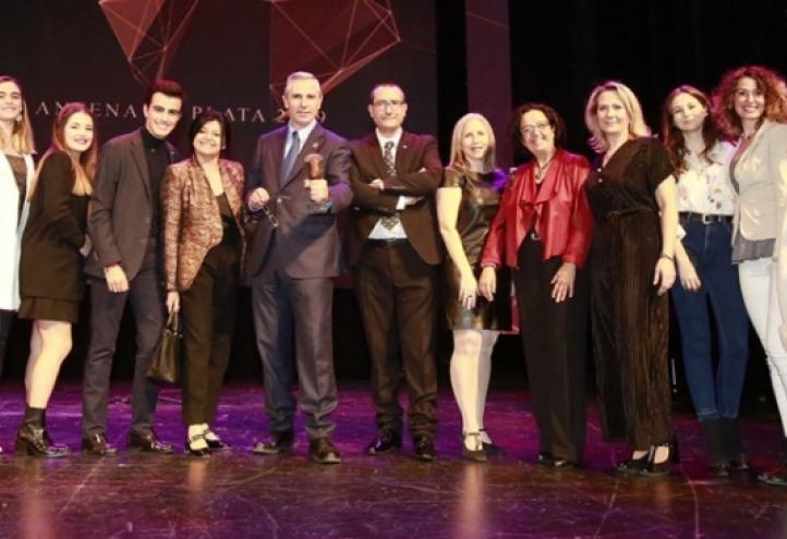 Micrófono de Plata award to the Faculty of Communication