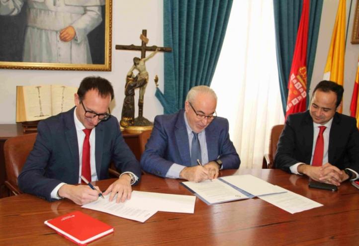 UCAM and Santander expand their alliance, which includes scholarships for new students with few resources