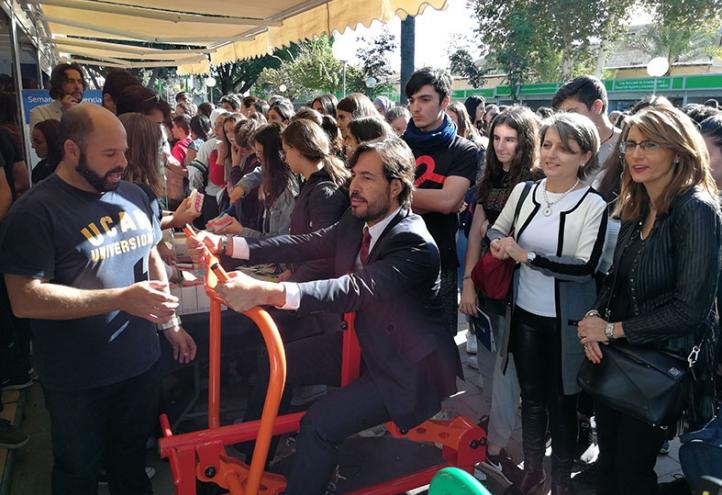 UCAM takes science to the street