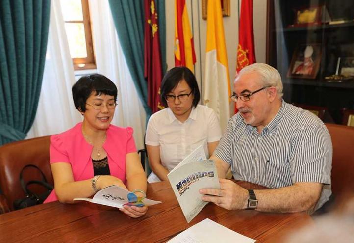 A delegation from the Chinese city Nanning meets UCAM